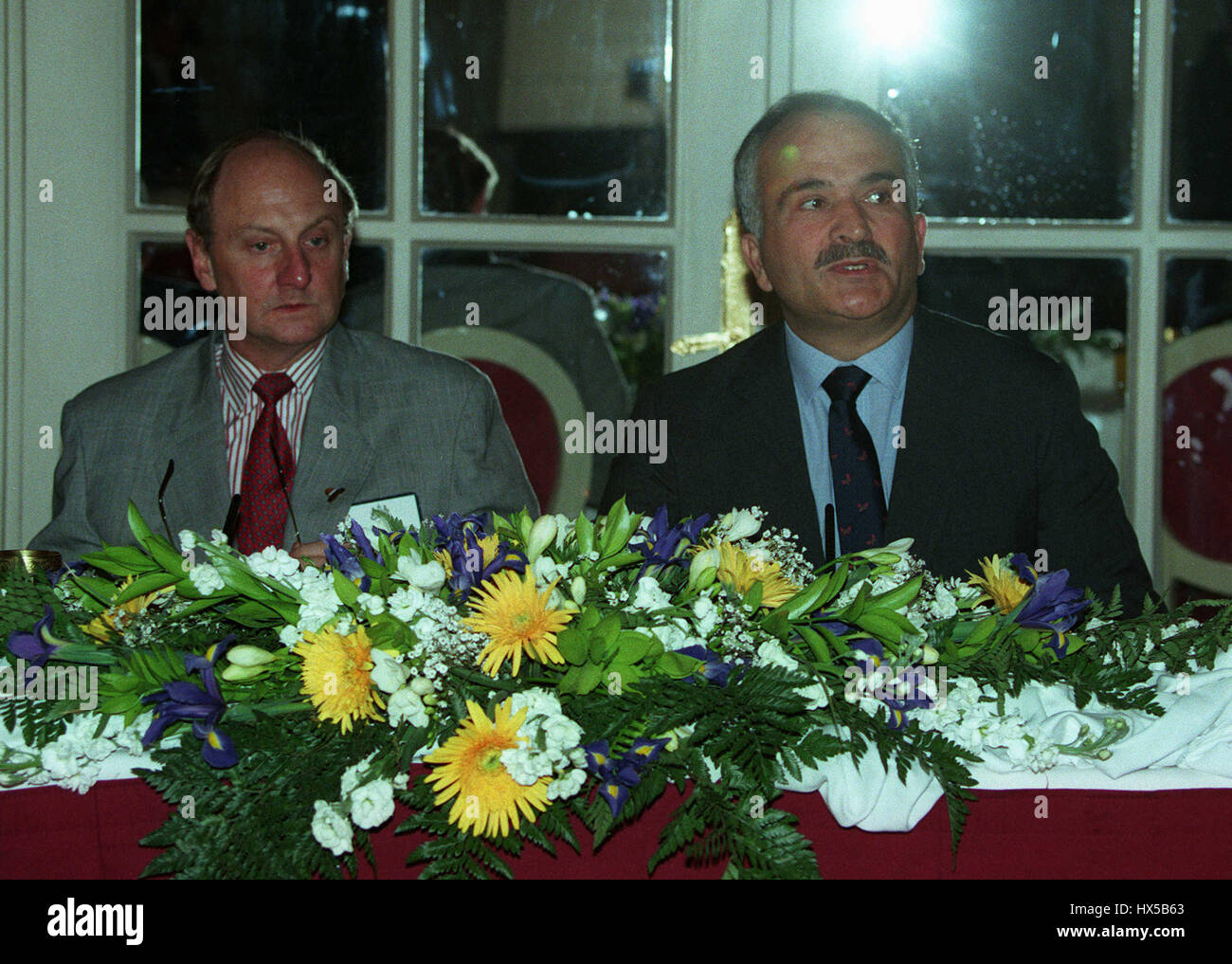 RICHARD NEEDHAM & Kronprinz HASSAN HOLD Gespräche 17. März 1995 Stockfoto