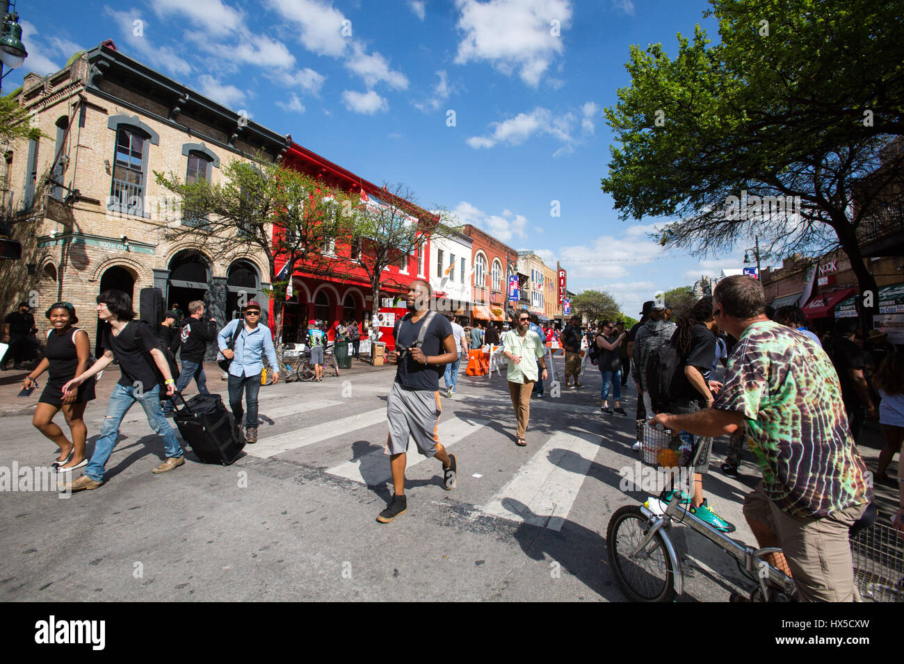 Blick auf E 6th Street in Austin, Texas während des Tages. Stockfoto