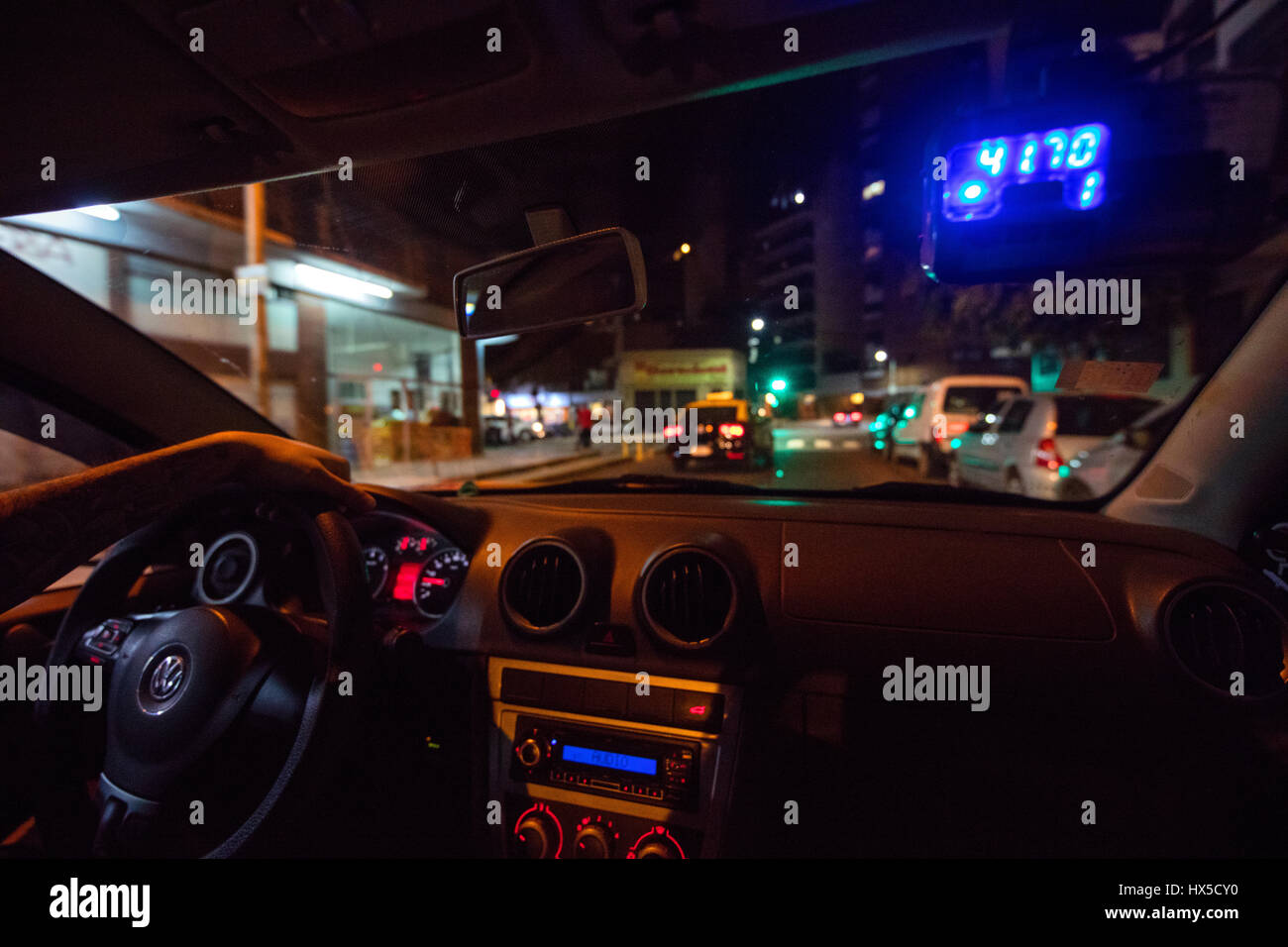Im Inneren ein Nacht-Taxi. Buenos Aires, Argentinien. Stockfoto