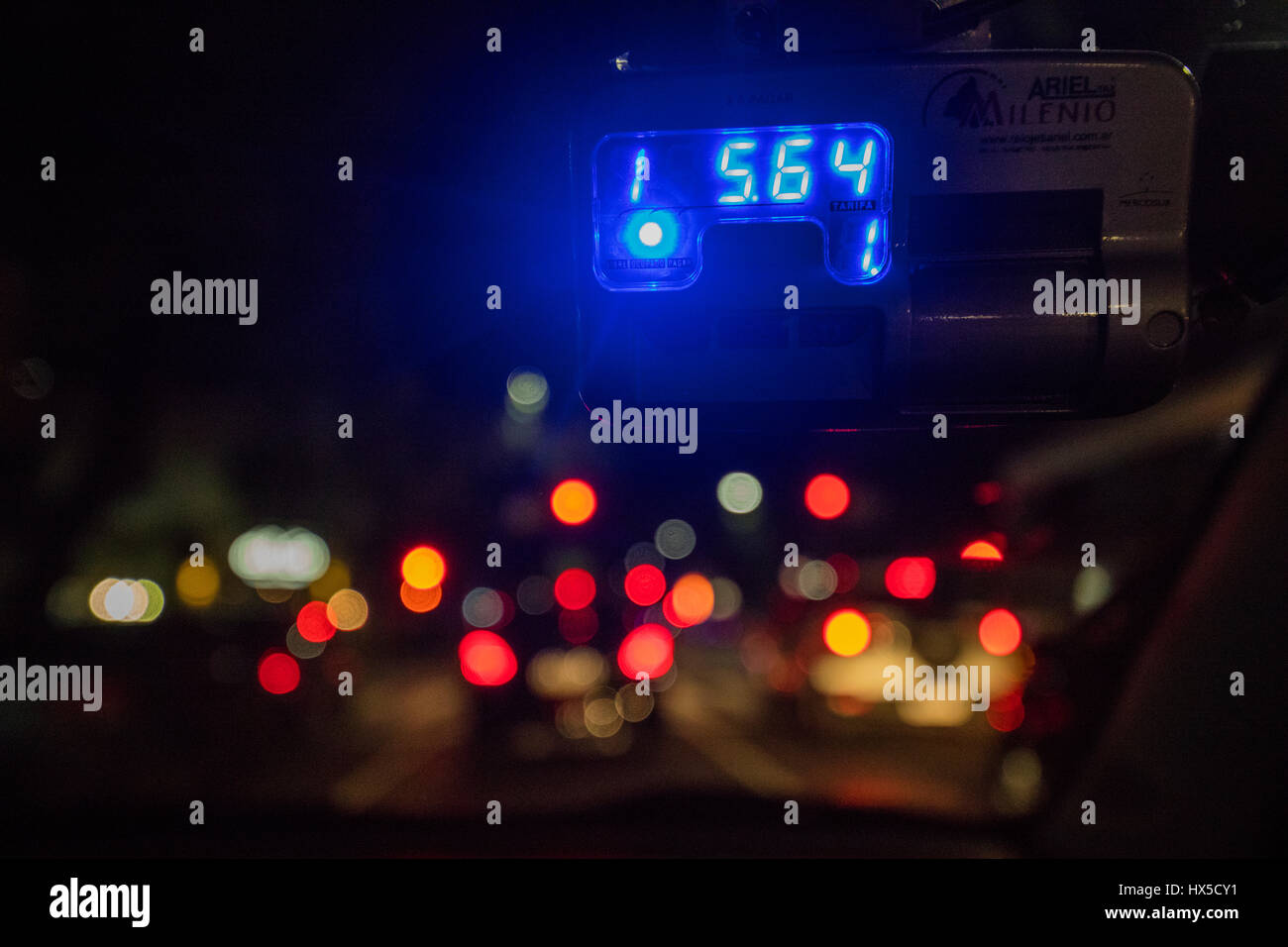 Taxameter mit Ampeln im Hintergrund. Buenos Aires, Argentinien. Stockfoto