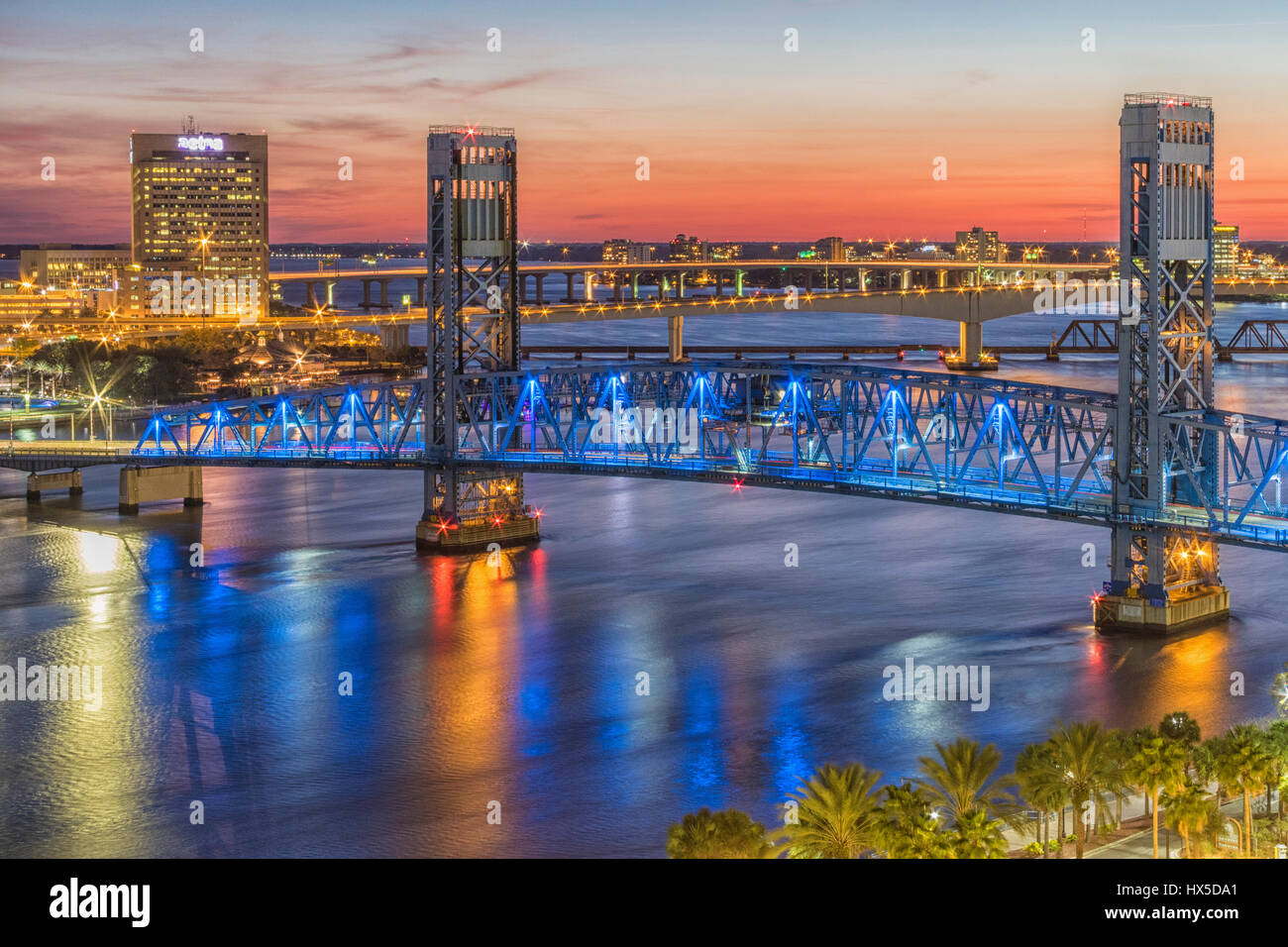 Die Innenstadt von Jacksonville, Florida auf dem St. Johns River in der Nacht. Stockfoto