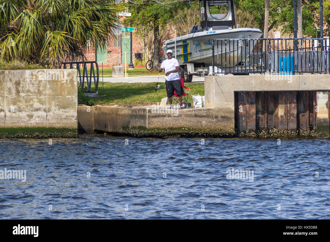 Mann Angeln in St. Johns River in Downtown Jacksonville, FLorida. Stockfoto