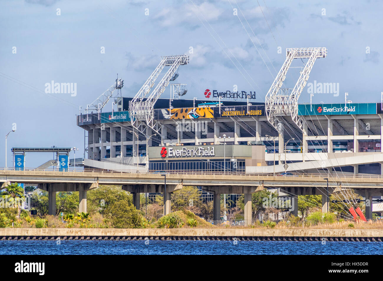 Everbank Feld Stadium (NFL Team Jaguare) auf St Johns River in Downtown Jacksonville, Florida. Vor kurzem als tiaa Bank Feld umbenannt. Stockfoto