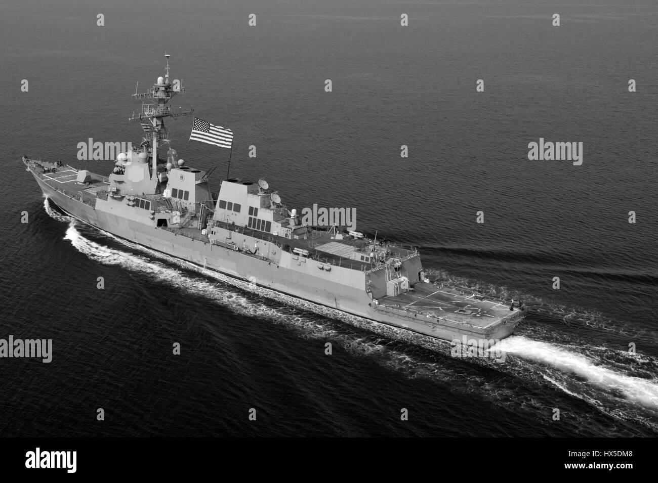 Geführte Flugkörper Zerstörer USS Jason Dunham (DDG-109) auf dem Wasser in den USA 5. Flotte Aufgabengebiet, 2013. Bild mit freundlicher Genehmigung Deven B. King / US Navy. Stockfoto