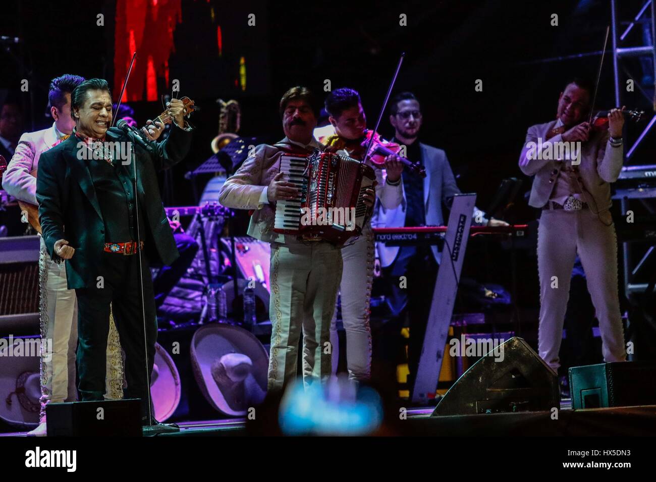 El Cantante de Música popular Mexicana, Juan Gabriel, Durante la Noche de Su Concierto de ExpoForum Como Parte de Su Gira NOA NOA.  © Foto: Stringer/N Stockfoto