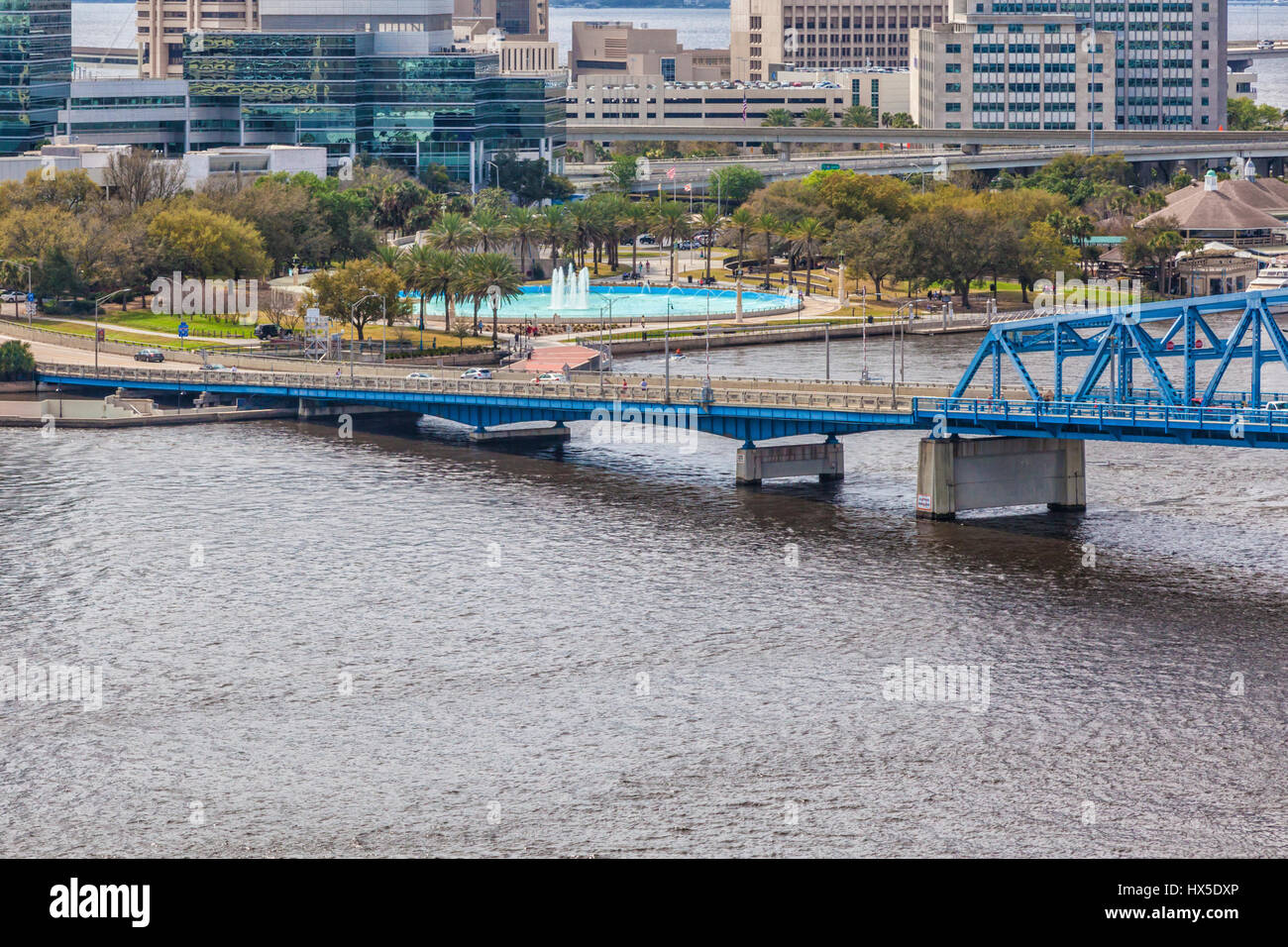 Freundschaft-Brunnen und Main Street Bridge in der Innenstadt von Jacksonville, Florida. Stockfoto