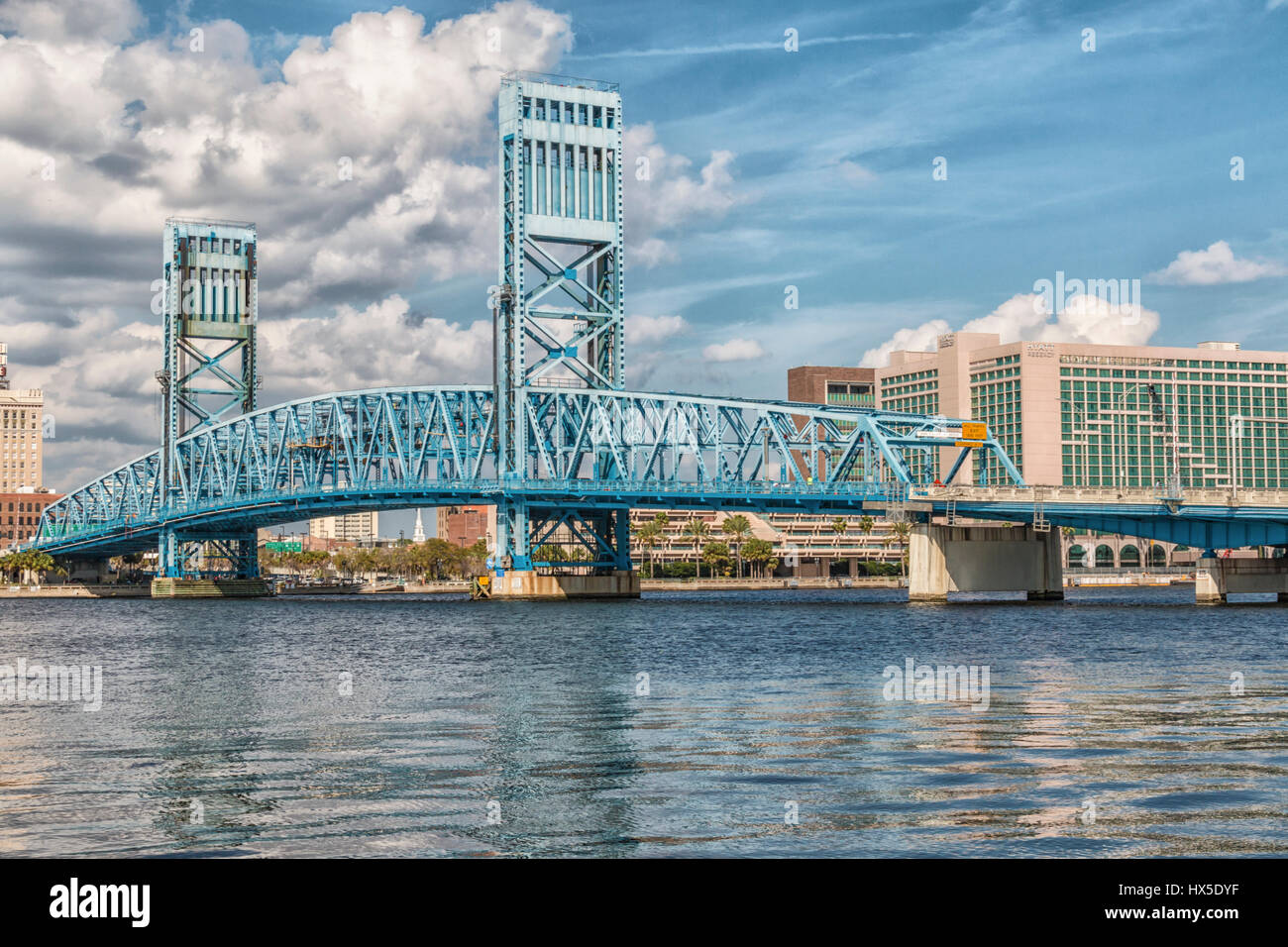 Main Street Bridge über dem St. Johns River in der Innenstadt von Jacksonville, Florida. Stockfoto