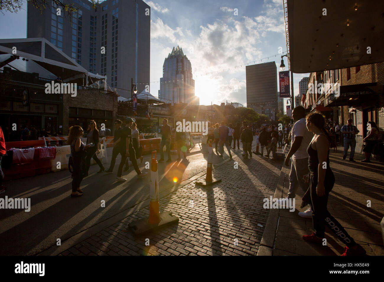 Ansicht der 6th Street in der Innenstadt von Austin während SXSW. Stockfoto
