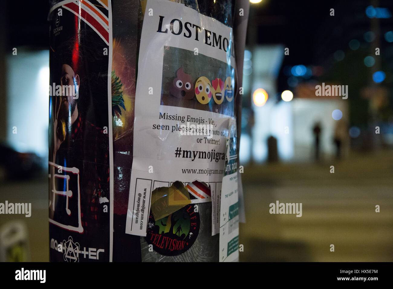 Verlorene Emoji-Zeichen-Flyposted am Laternenpfahl in der Innenstadt von Austin, Texas. Stockfoto