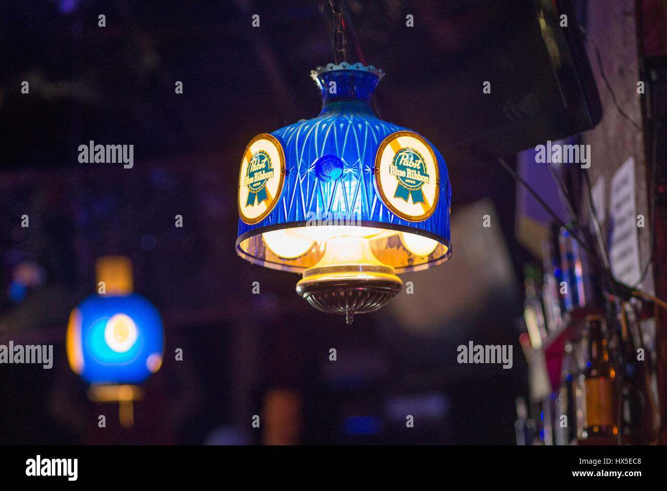 Detail der Pabst Blue Ribbon gebrandmarkt lichten Schatten in der Bar in der Innenstadt von Austin, Texas. Stockfoto