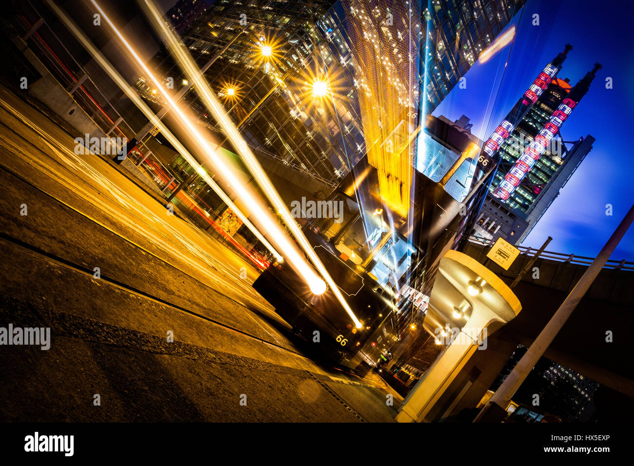 Low-Winkel Ansicht einer Straßenbahn beschleunigt durch die Admiralität Stadtteil von Hongkong, China Stockfoto