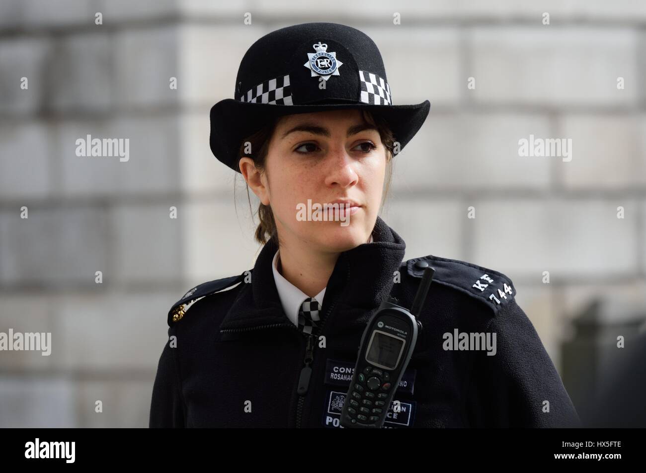 CITY OF LONDON ENGLAND 13. März 2015: Metropolitan Polizistin im Dienst Stockfoto