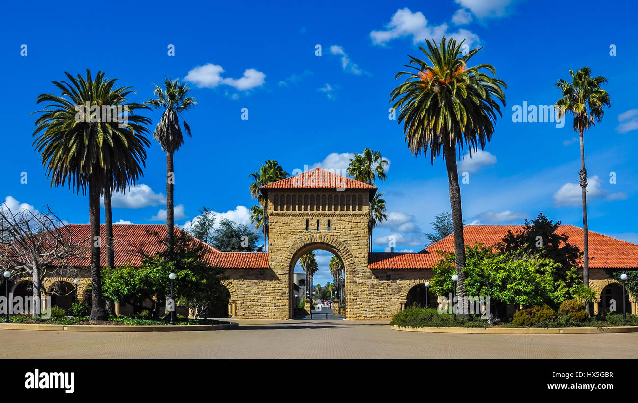 Palo Alto, CA - 25. Februar 2017: Eingang zum Campus der Stanford U vom Hof. Stanford U ist einer der weltweit führenden Lehre und Forschungsuniversitäten. Stockfoto