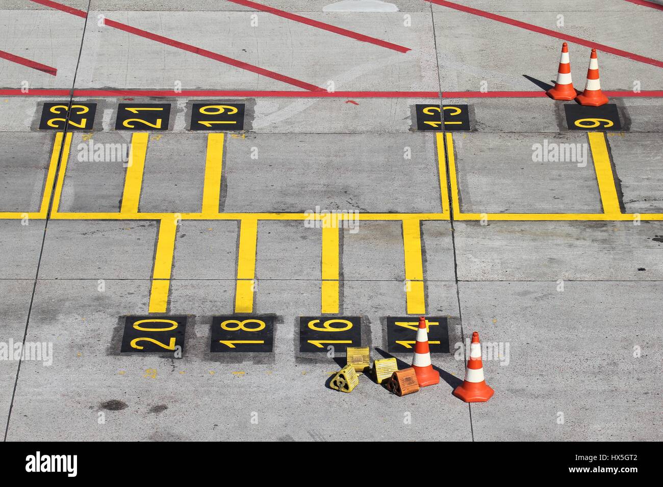 Parkposition für Flugzeuge auf dem großen Flughafen Stockfoto