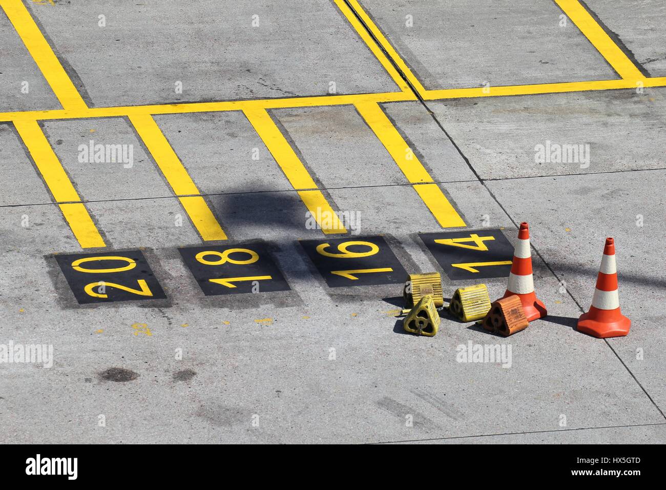Parkposition für Flugzeuge auf dem großen Flughafen Stockfoto