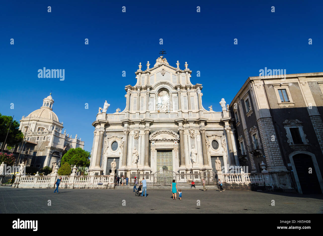 Piazza Duomo oder Domplatz mit der Kathedrale von Santa Agatha - Catania Duomo in Catania, Sizilien, Italien Stockfoto