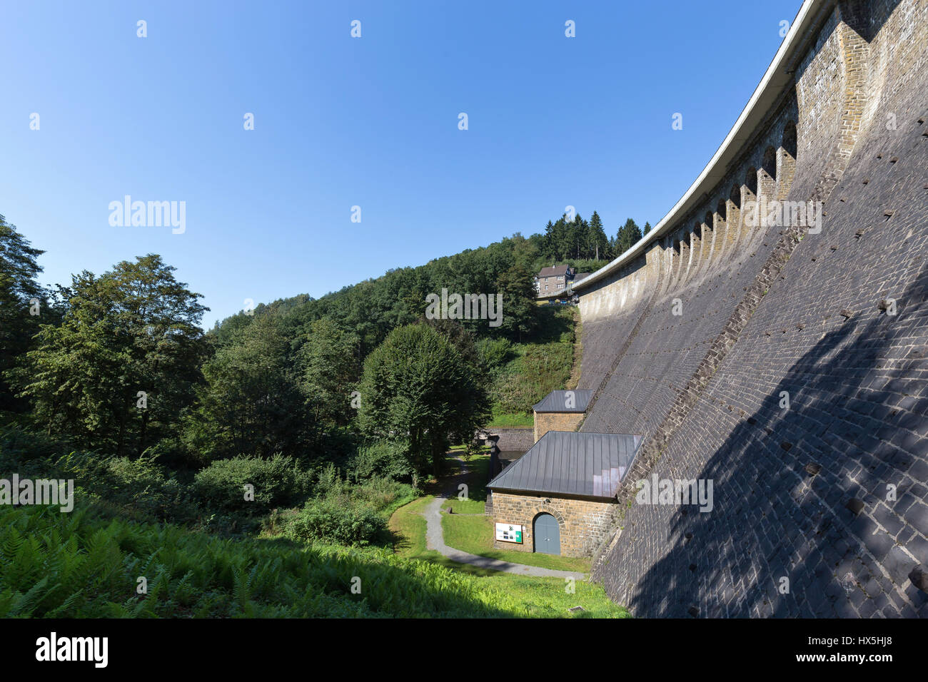 Damm der Aggertalsperre - Stausee in der Nähe von Gummersbach / Deutschland Stockfoto