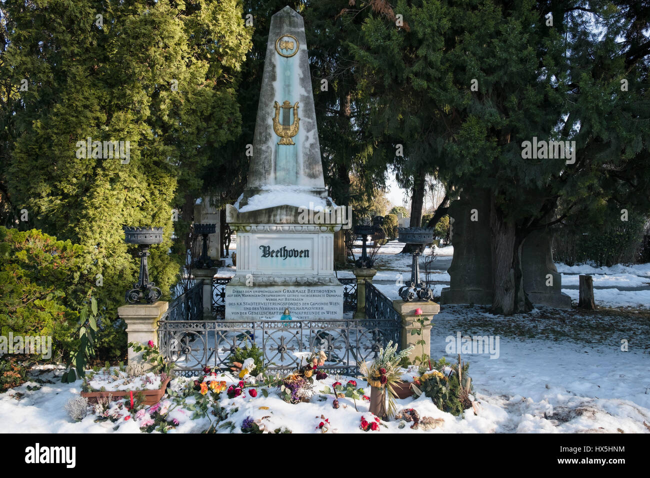 Der Komponist Beethoven das Grab im Zentralfriedhof in Wien im Winter. Stockfoto