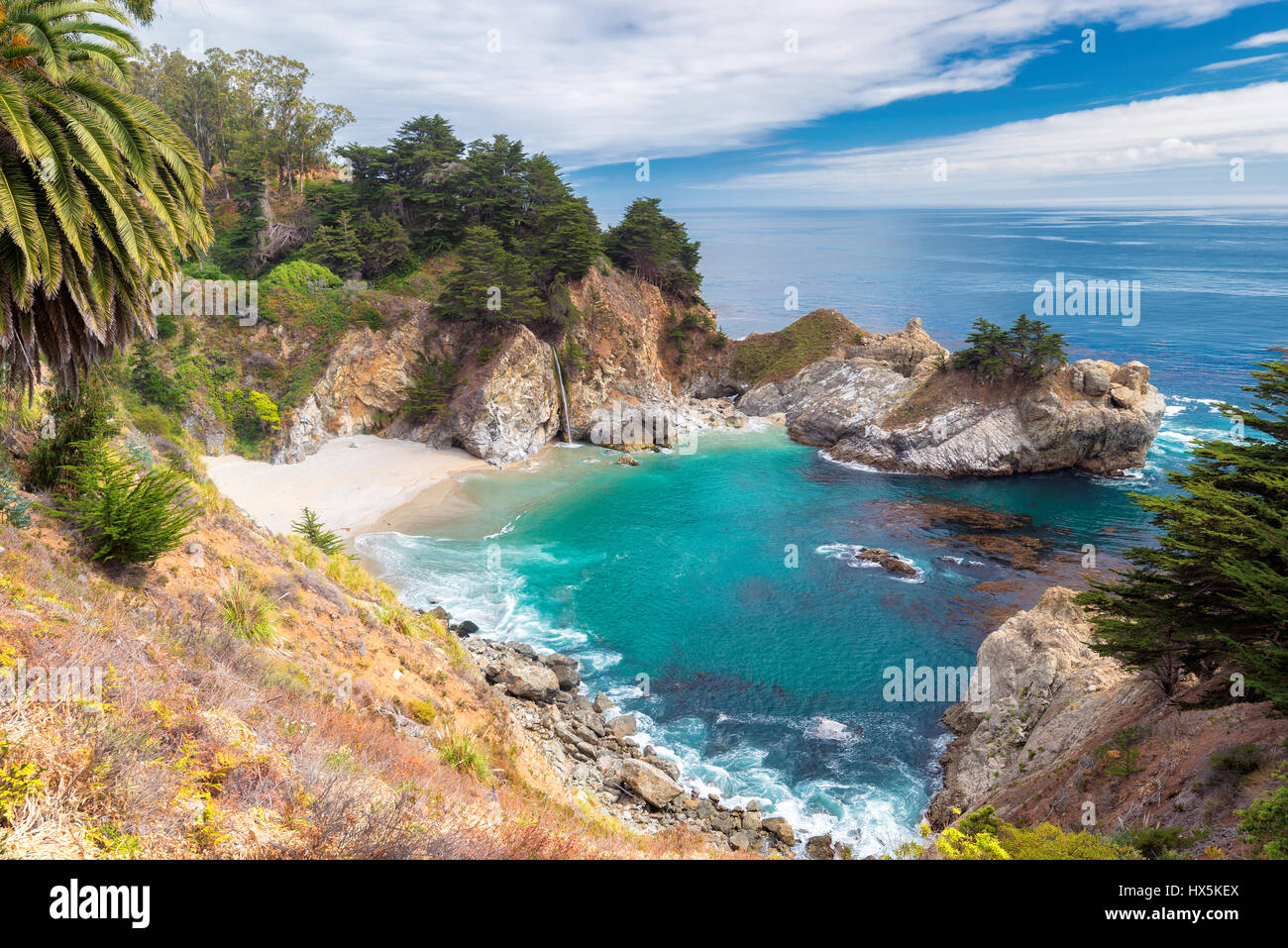 California Beach und Falls, Julia Pfeiffer Beach McWay Falls. Stockfoto