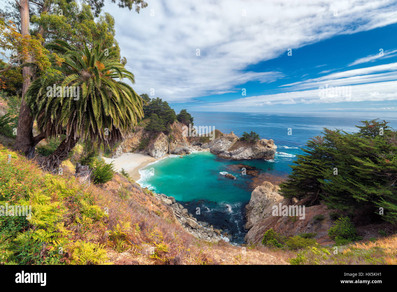California Beach und Falls, Julia Pfeiffer Beach McWay Falls. Stockfoto