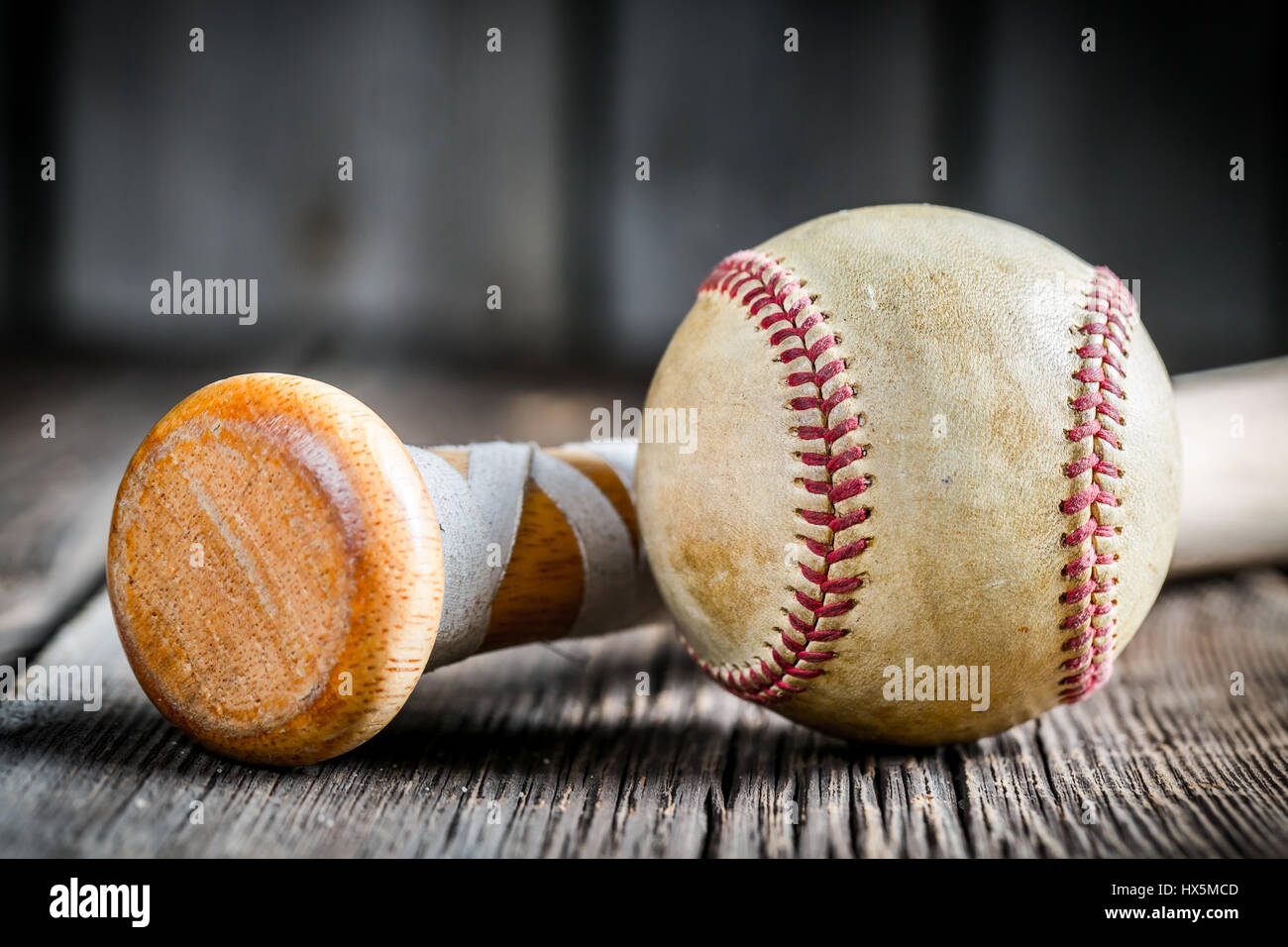 Baseball-Ball und einem Holzstab auf alten Holztisch Stockfoto