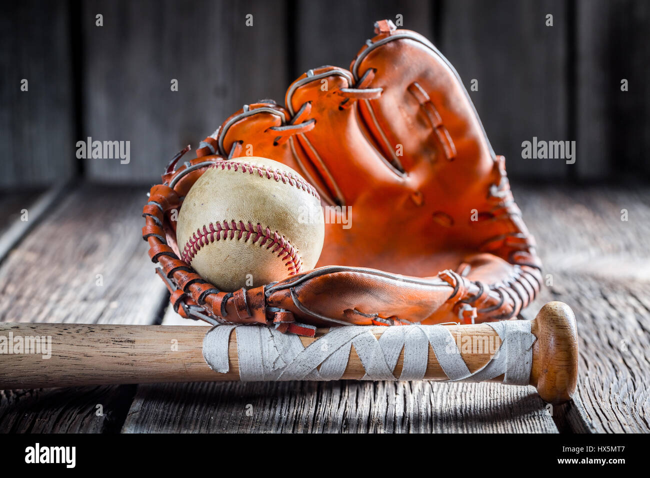 Alten Baseball Ball und Stock auf alten Holztisch Stockfoto