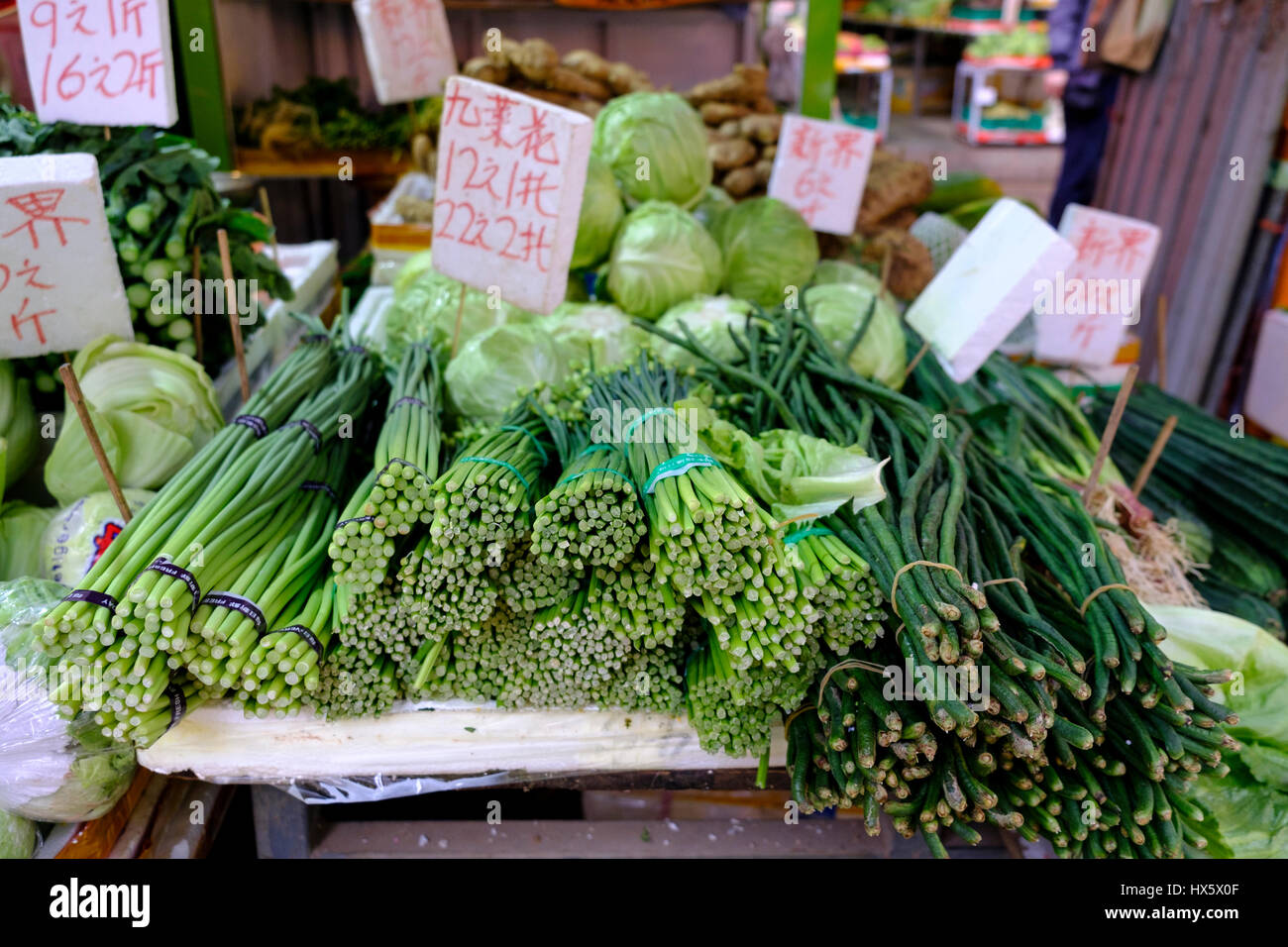 Gemüse zum Verkauf an einem Stall in Shau Kei Wan Markt. Hong Kong Island, Hongkong, China. Stockfoto