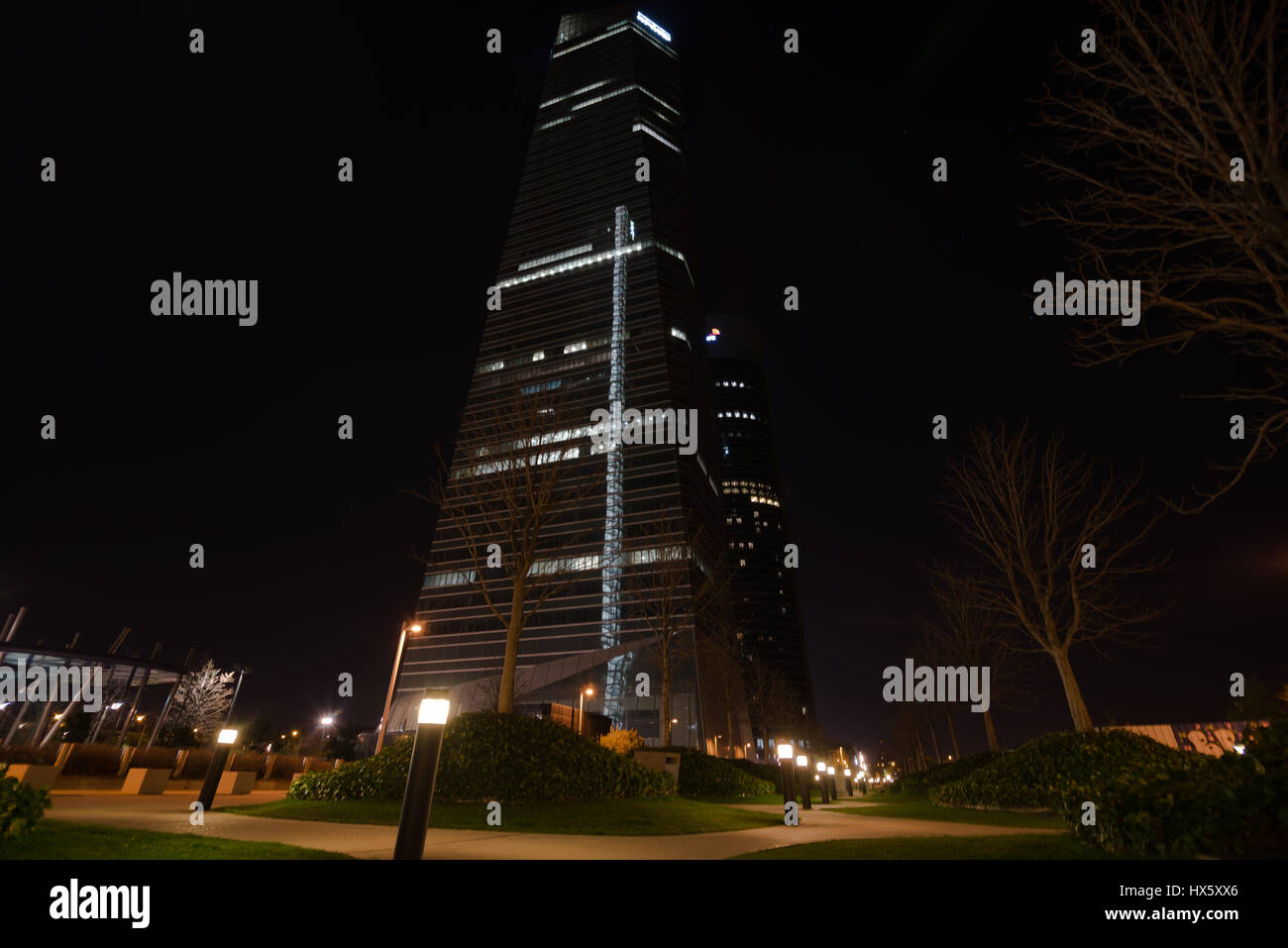 MADRID, Spanien - März 18: Crystal Tower und PwC Tower bei Nacht, Cuatro Torres Business Area am 18. März 2017 in Madrid, Spanien Stockfoto