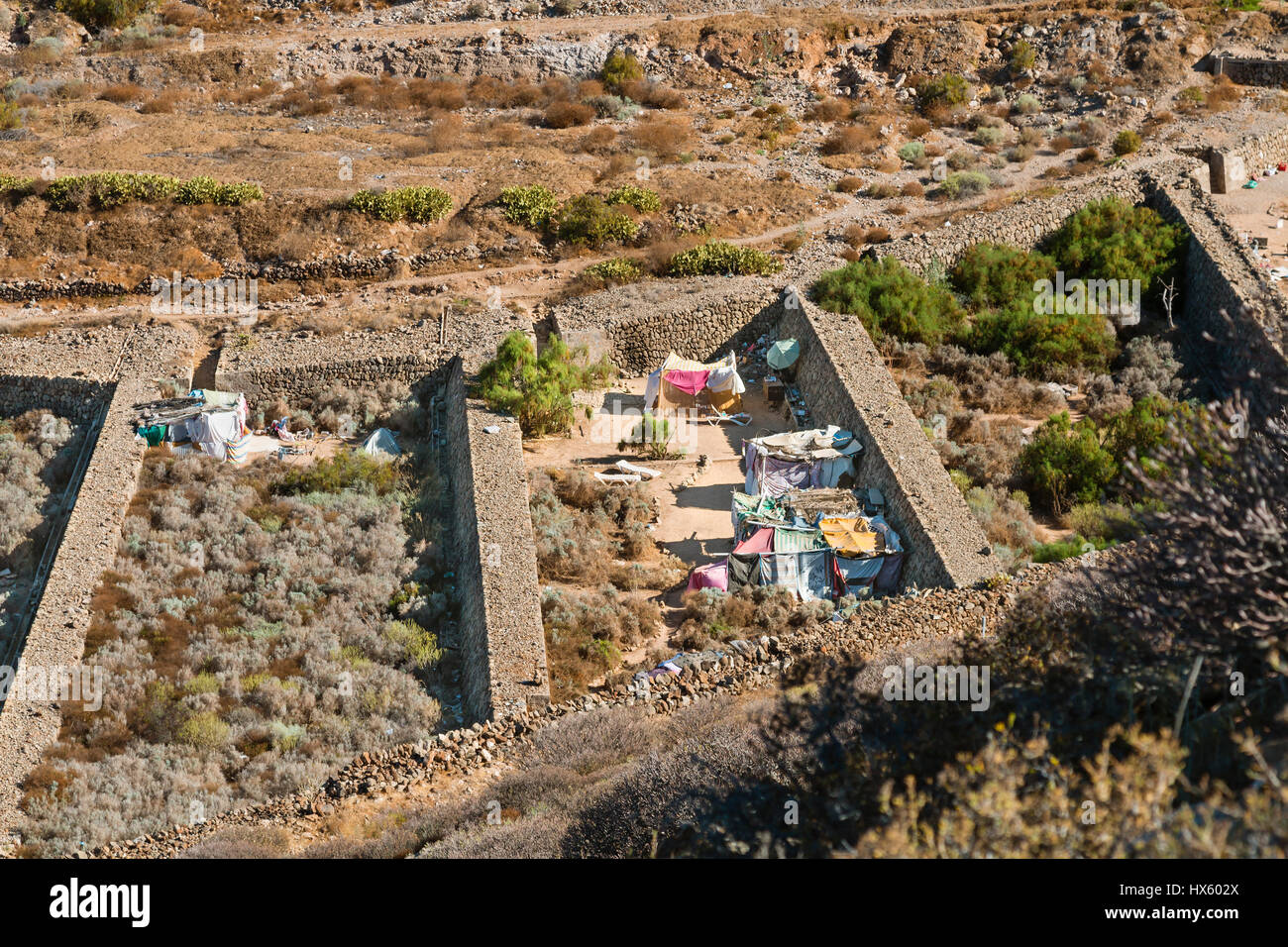 Ausfallende Häuser in einem Tal in der Nähe von Los Christianos auf Teneriffa, Spanien. Stockfoto