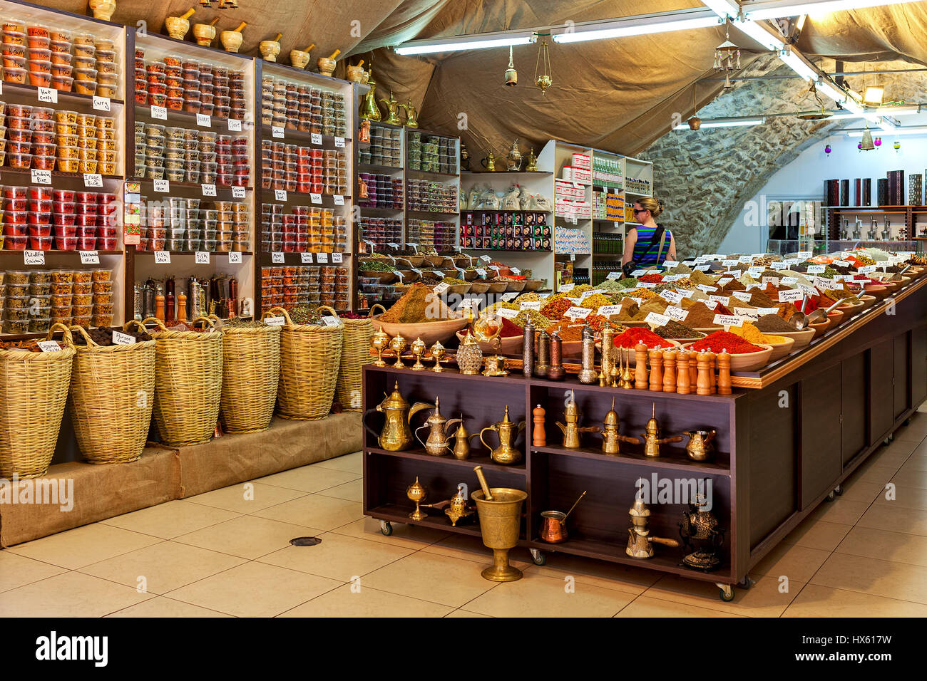 JERUSALEM, ISRAEL - 4. Juli 2016: Innenansicht des Gewürzgeschäft auf Basar in der Altstadt von Jerusalem - berühmten Markt bestehend aus komplexen von schmalen stre Stockfoto