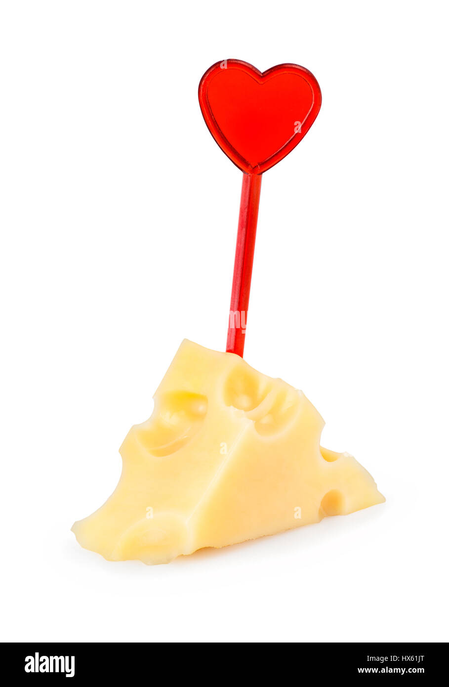 eine Käseecke auf Cocktailspieß in der Form von Herzen isoliert auf weißem Hintergrund. Stück Käse mit großen Löchern. Maasdam Käse. Finger-food Stockfoto