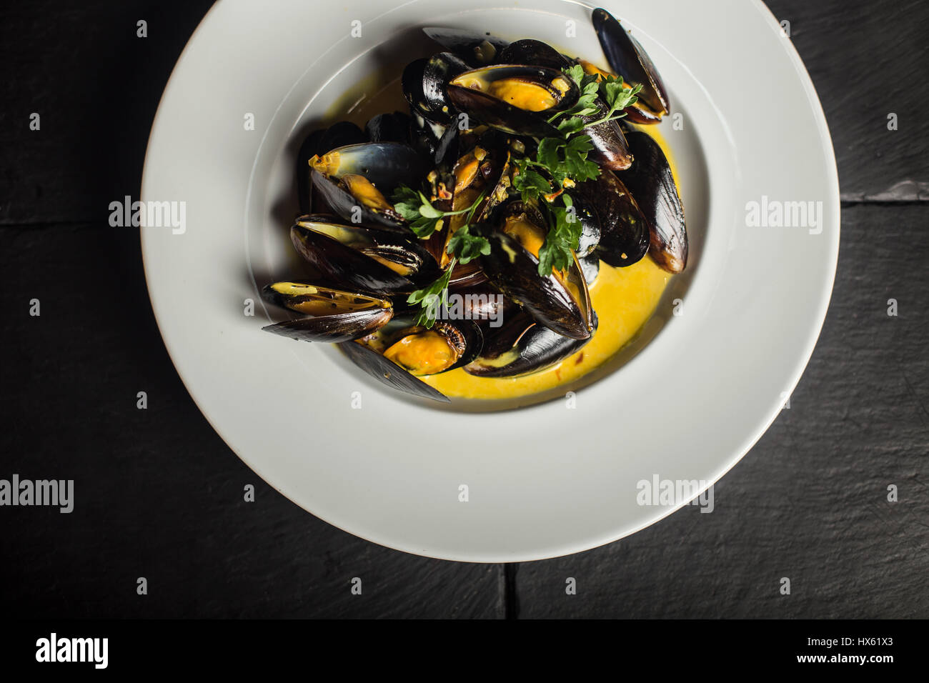 Meeresfrüchte Muscheln auf Pfanne mit Sahne-Sauce. Das Essen im Restaurant. Nahaufnahme Stockfoto