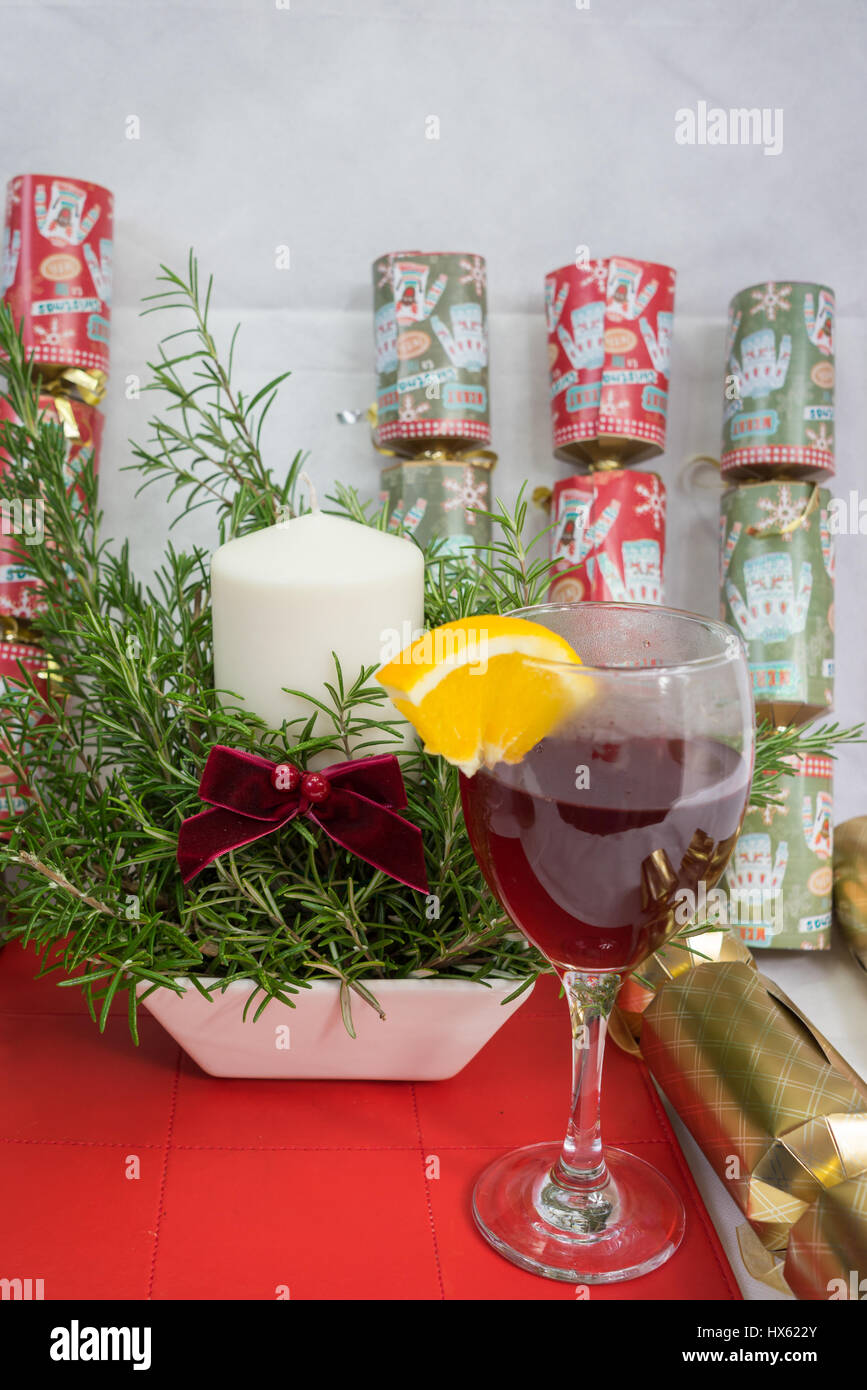 Xmas Anzeige rot Wein Cracker weiße Kerzen Stockfoto