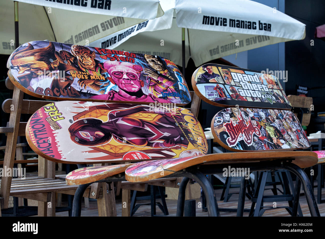 In der Themenbar A Movie Maniac in Pattaya Thailand Southeast Asia können Gäste in einer Themenbar mit Comic-Figuren sitzen Stockfoto