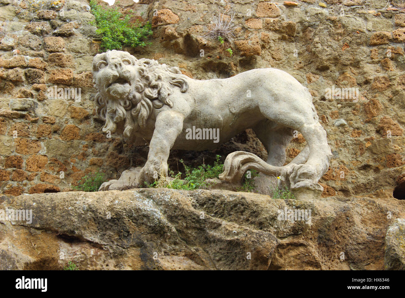 Eine antike Skulptur eines Löwen in der verlorenen Stadt Monterano, in der Nähe von Rom, Italien Stockfoto