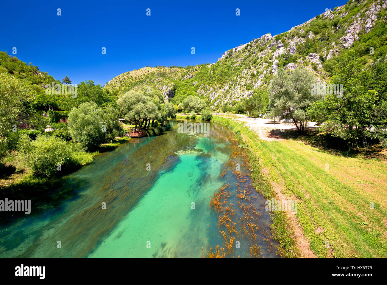 Krka Fluss unterhalb Knin Festung, im Landesinneren Dalmatien, Kroatien Stockfoto