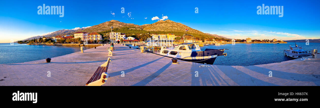 Starigrad Paklenica Hafen bei Sonnenuntergang Panorama-Aussicht, Velebit-Kanal in Kroatien Stockfoto