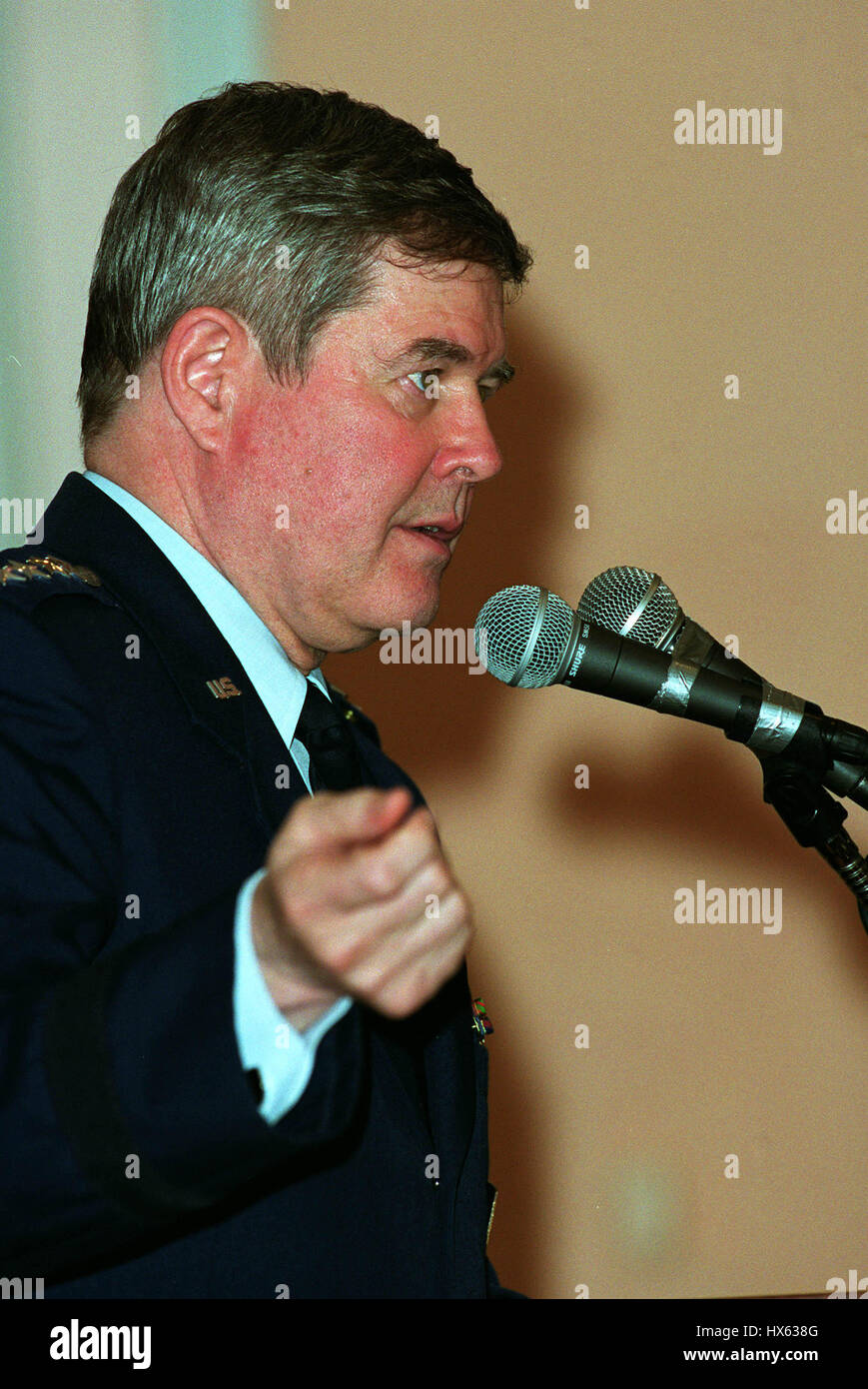 GENERAL J W RALSTON USAF SUPREME ALLIED COMMANDER EUR 20. Februar 2002 HOTEL BEVERLY HILLS BEVERLY HILLS LA USA Stockfoto