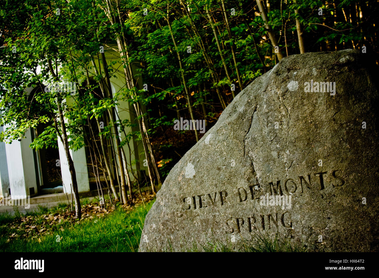 Ein geschnitztes Rock-Zeichen markiert den Ort des Sieur De Monts Spring, eine Attraktion im Acadia National Park in der Nähe von Bar Harbor, Maine. Stockfoto