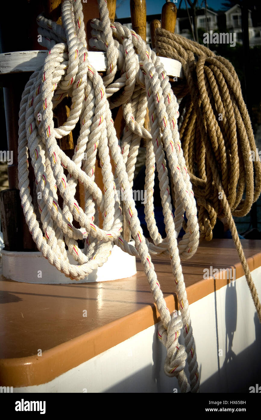 Seile aufgewickelt und gestapelt auf dem Deck eines Segelbootes Schoner. Stockfoto