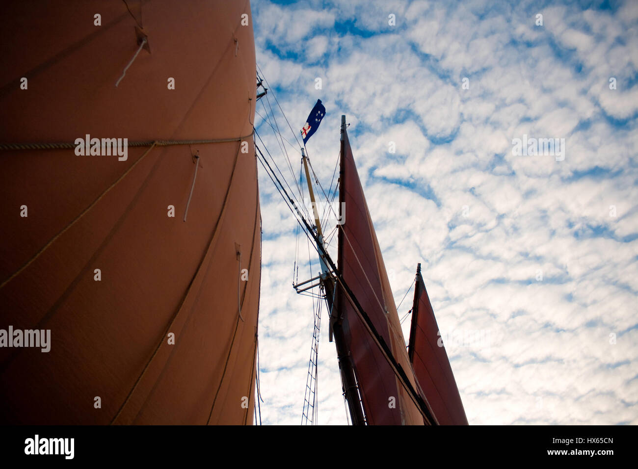 Detail der Segel voll Wind auf einem Schoner vor der Küste von Maine. Stockfoto