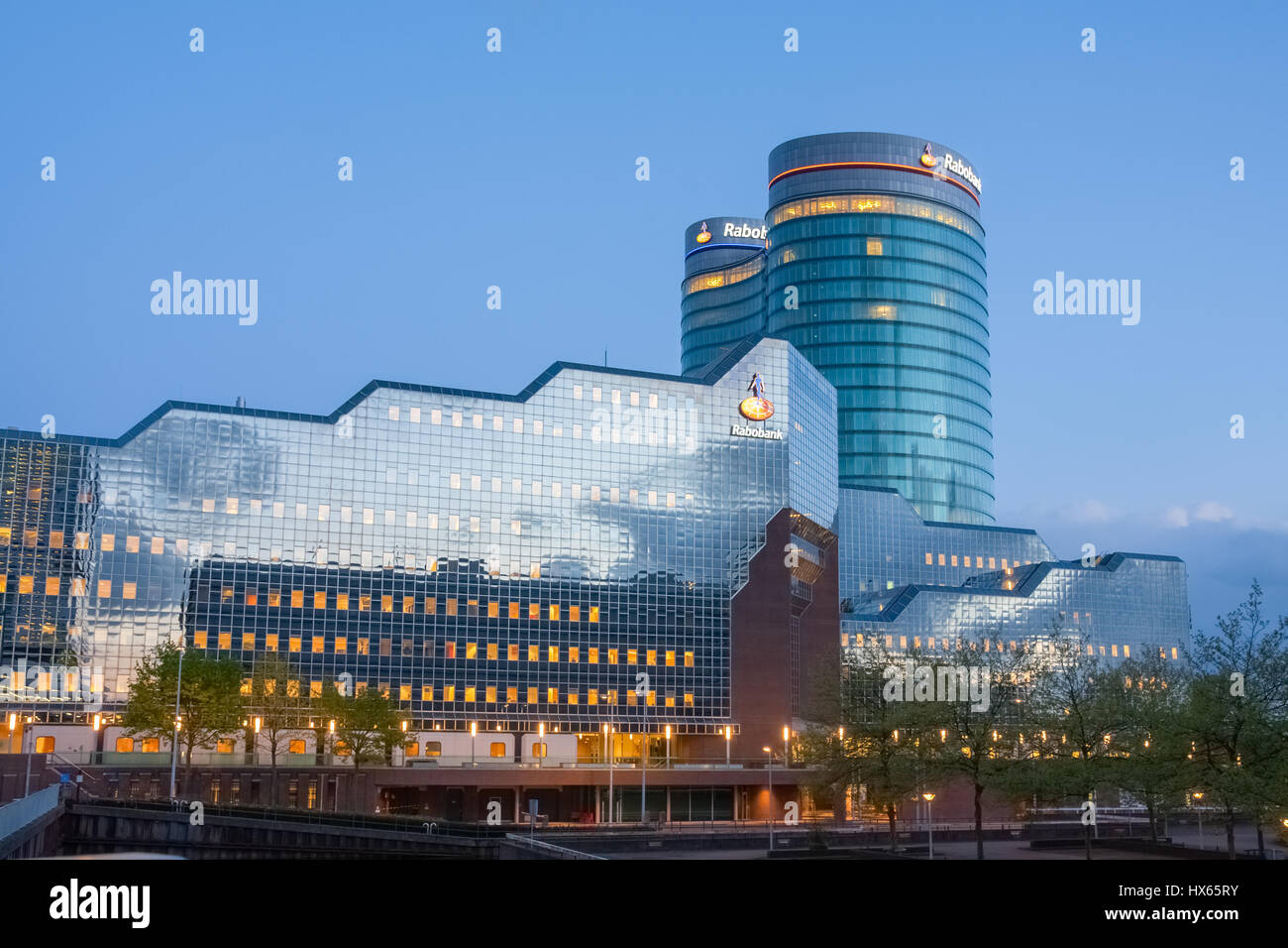 Rabobank Hochhaus mit Glas reflektiert den blauen Himmel. Utrecht, Niederlande. Stockfoto