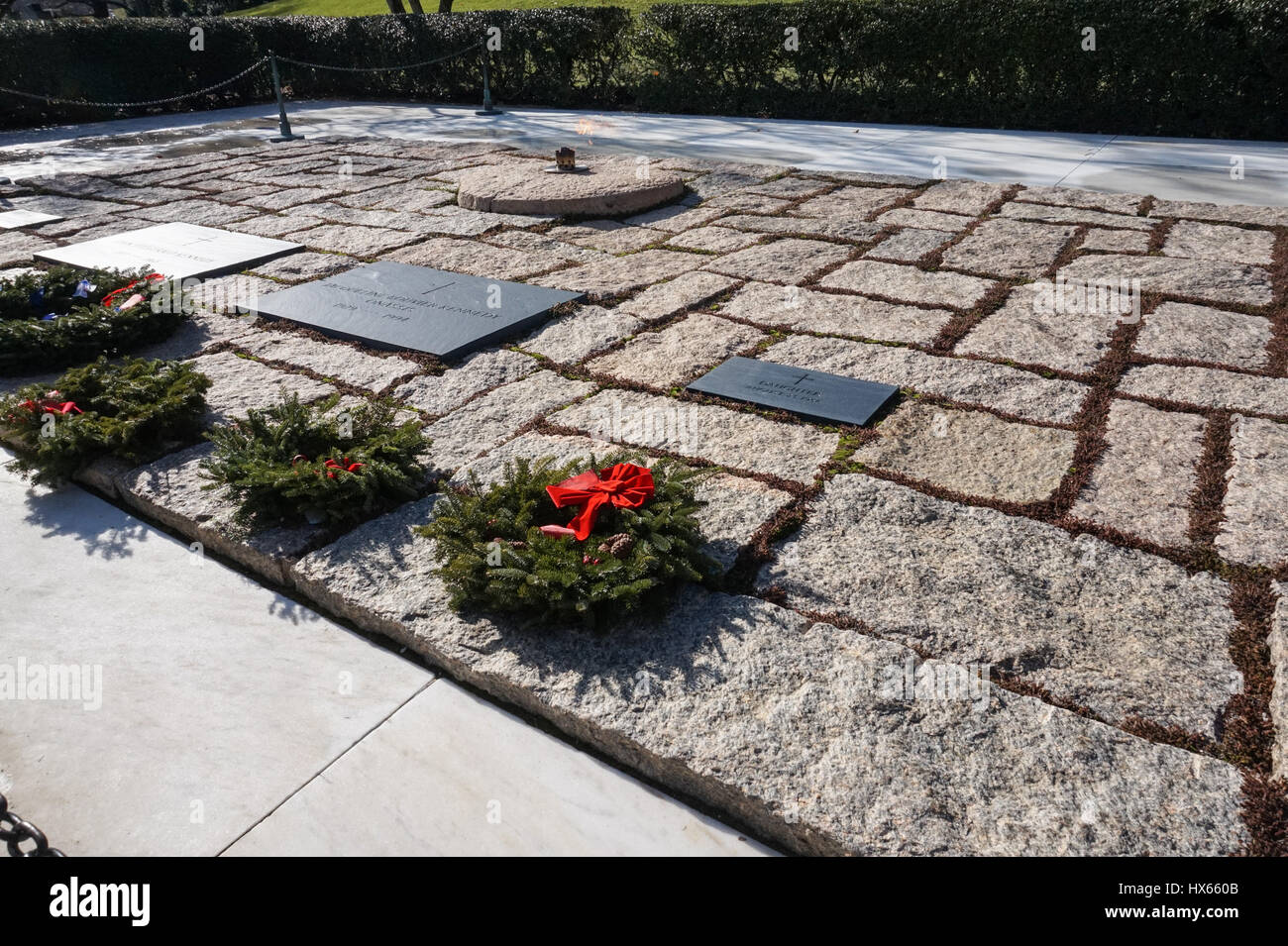 Die Gräber von Grab von Präsident John F. Kennedy, Jacqueline Kennedy Onassis und zwei ihrer Kinder, Nationalfriedhof Arlington, Virginia, USA Stockfoto