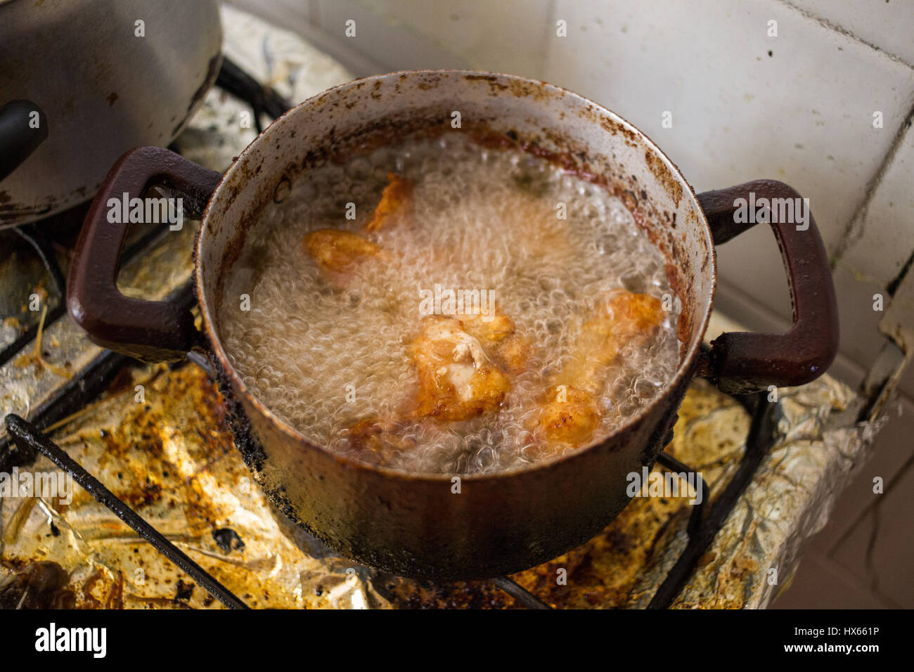 Schmutzige Pfannen auf dreckigen Herd, ungesunde Essgewohnheiten mit Braten darstellt. Stockfoto