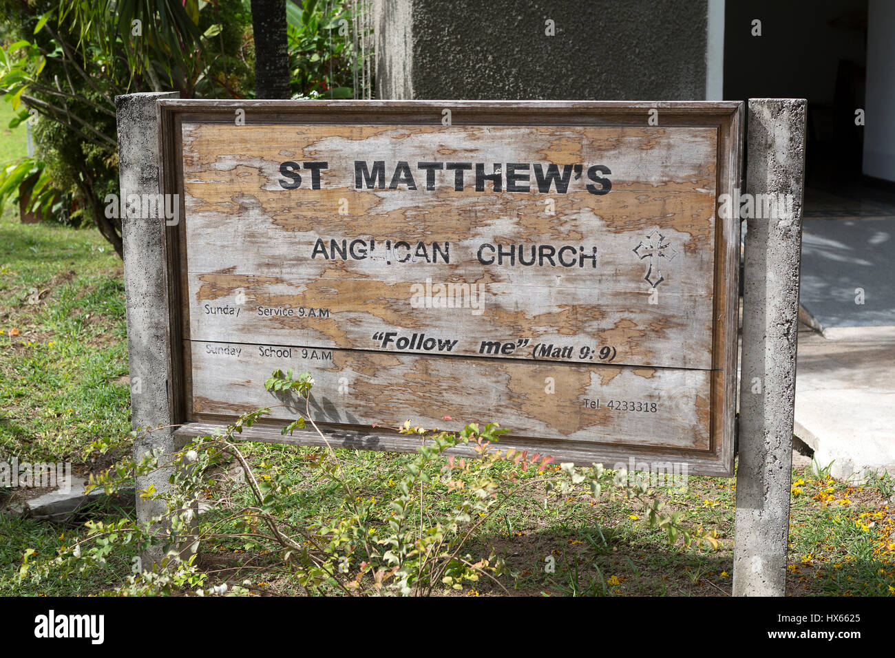 Schild am St. Matthews Kirche, Insel Praslin, Seychellen Stockfoto