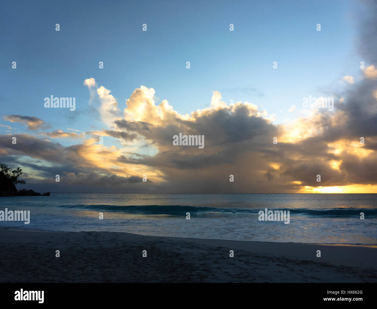 Sonnenuntergang am Strand, Insel Praslin, Seychellen Stockfoto