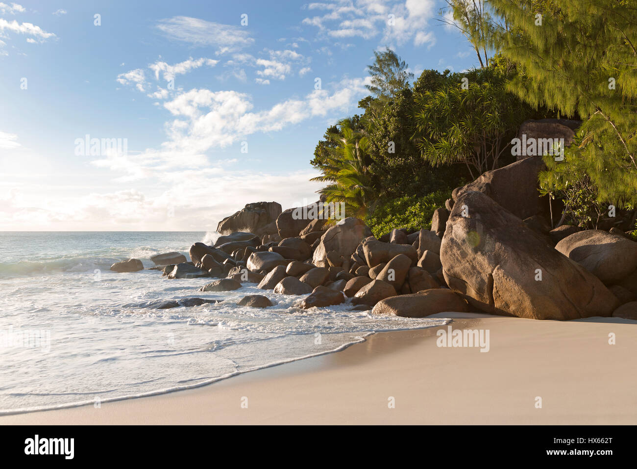 Strand-Panorama auf das Meer, Seychellen Stockfoto