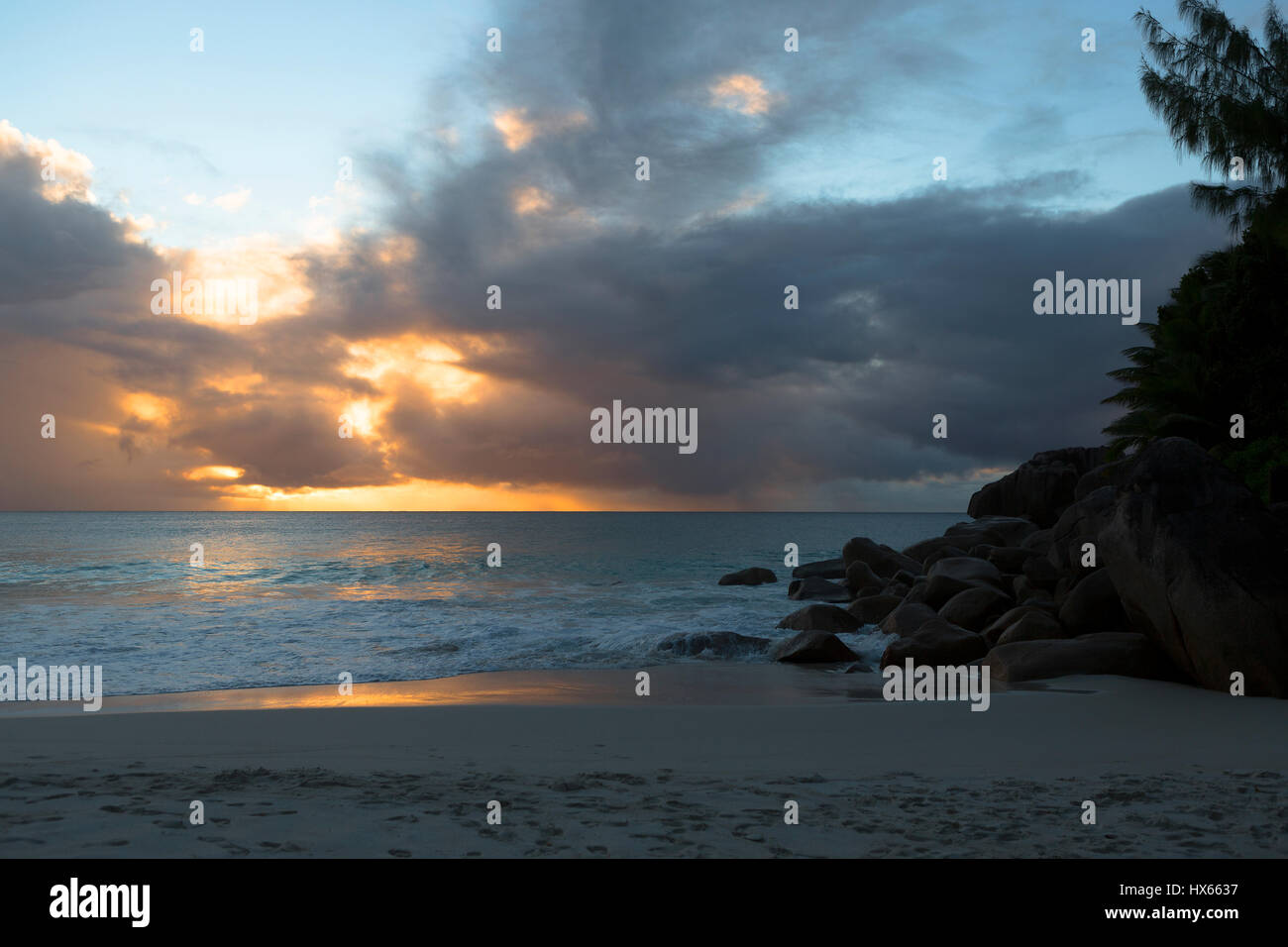 Sonnenuntergang am Strand, Insel Praslin, Seychellen Stockfoto