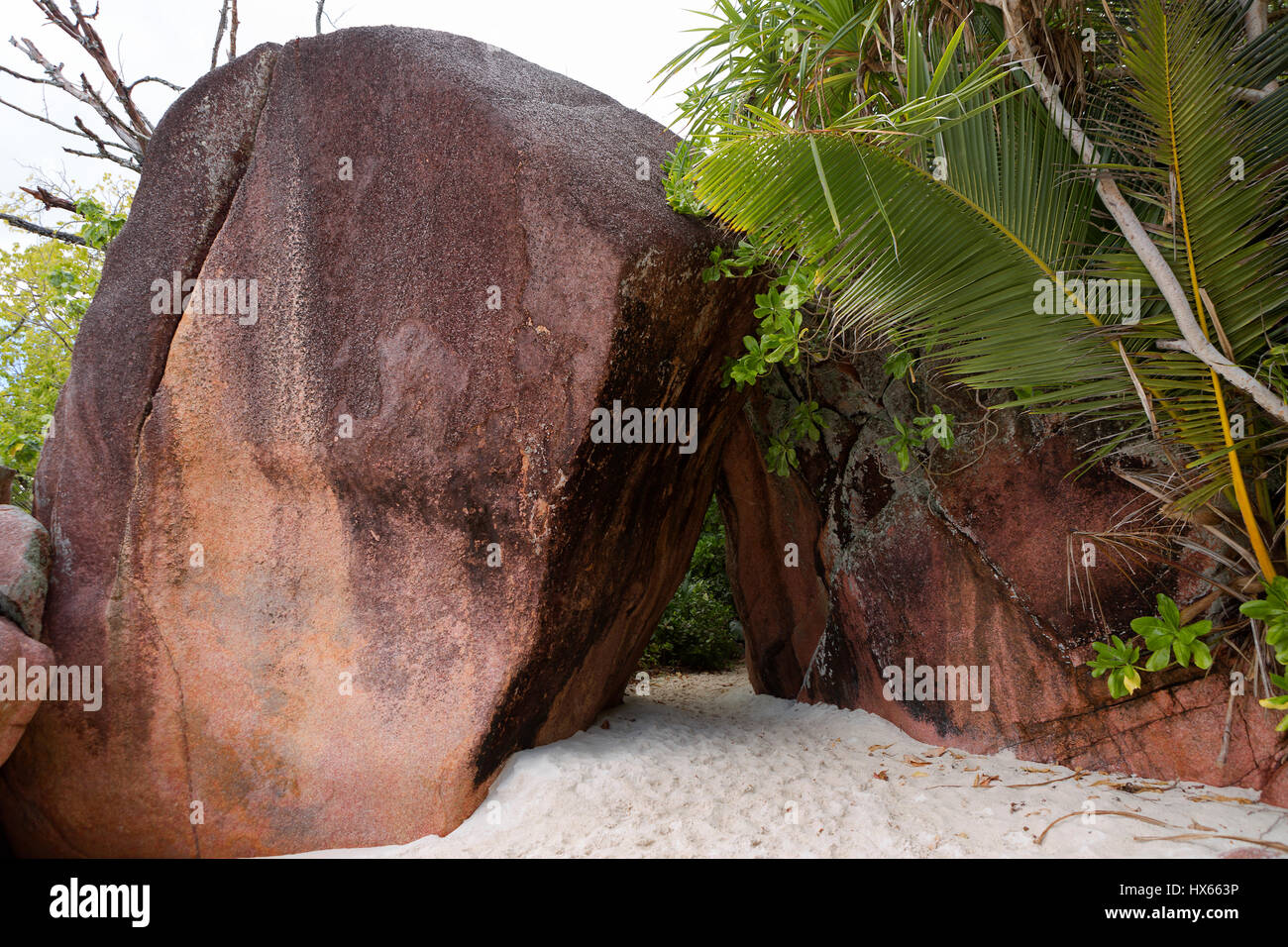 Felsen am Strand von Anse Lazio, Praslin Island, Seychellen Stockfoto