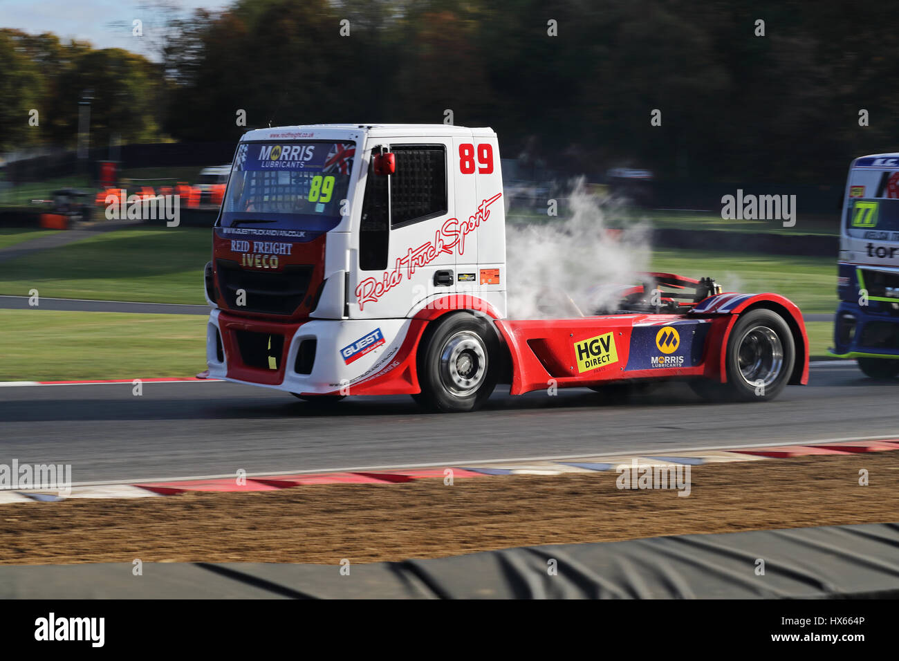 Simon Reid Klasse A keine 89 brüllend Runde Clearways an Brands Hatch Rennsport vor Shane Brereton keine 77 auf die endgültige BTRC Treffen 2016 Ecke Stockfoto